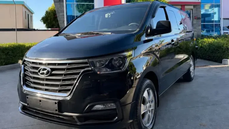 Imagen frontal de Hyundai Grand Starex 2020 - Flota traslados Punta Cana