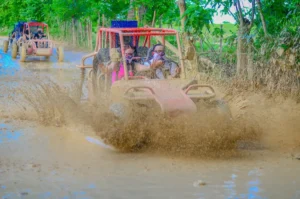 Grupo de turistas disfrutando de aventura en Buggies en excursión en Punta Cana, organizada por Aura DR Transfer
