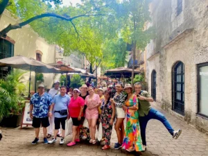 Grupo de turistas disfrutando excursión a Santo Domingo