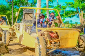 Par de hombres en Buggy amarillo tomando cervezas disfrutando Tour en Punta Cana