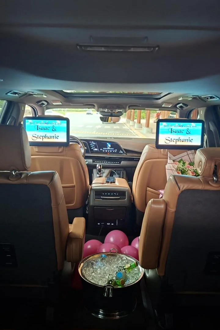 Interior de SUV premium con amenidades de bienvenida para traslado exclusivo de parejas desde el Aeropuerto de Punta Cana.