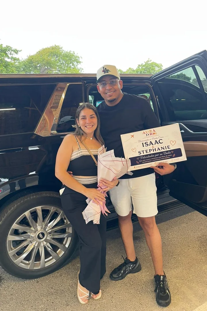 Pareja de recién casados recibiendo servicio de traslado privado y cómodo en SUV Cadillac a su llegada a Punta Cana.
