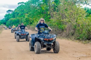 Grupo de turistas disfrutando de paseo en vehículos ATV, (cuatrimotos) en Punta Cana