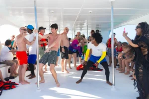 Fiesta a bordo de Catamaran disfrutando de tour Party Boat en Punta Cana