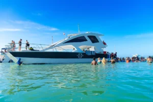 Turistas disfrutando en piscina natural en tour Party Boat Punta Cana organizada por Aura DR Transfer