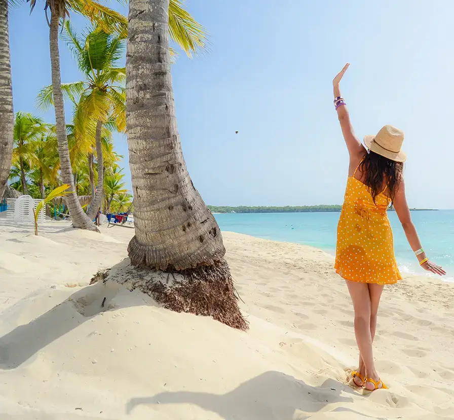 Turista disfrutando de playa en Isla Saona, Punta Cana