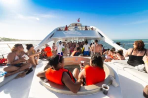 Vista panorámica de turistas disfrutando tour en Catamaran VIP en Punta Cana