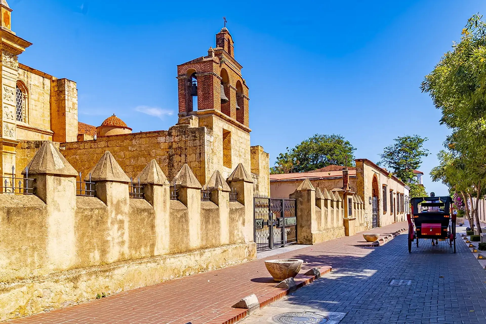 Vista de carruaje pasando frente a la Catedral Primada de América