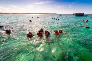 Hermosa vista panorámica de turistas disfrutando en el mar con actividad Snorkel en Punta Cana