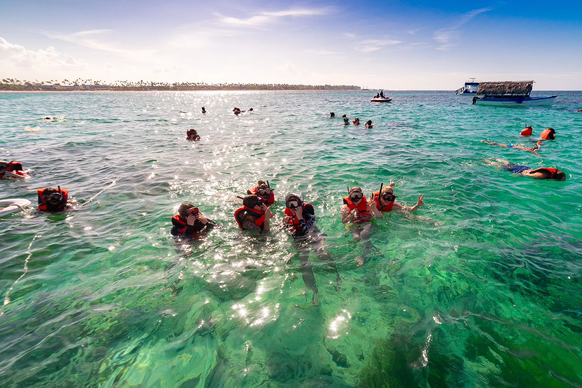 Hermosa vista panorámica de turistas disfrutando en el mar con actividad Snorkel en Punta Cana