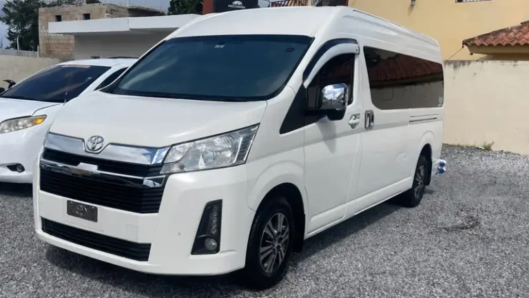 Imagen frontal de Toyota Hiace 2025 - Flota traslados Punta Cana